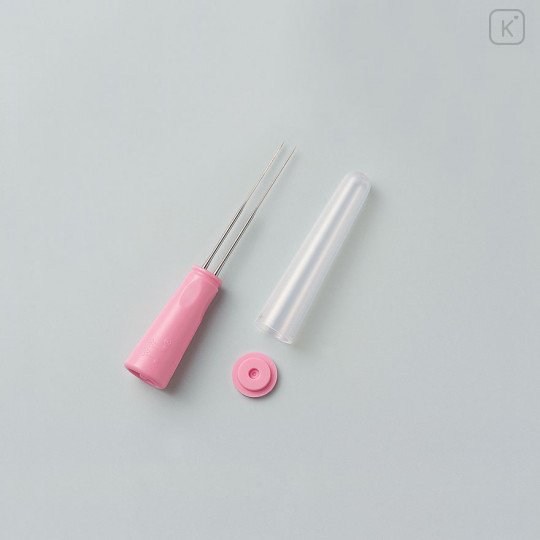Japan Hamanaka Felting Needles Holder with 2 Extra Fine Needles - 1