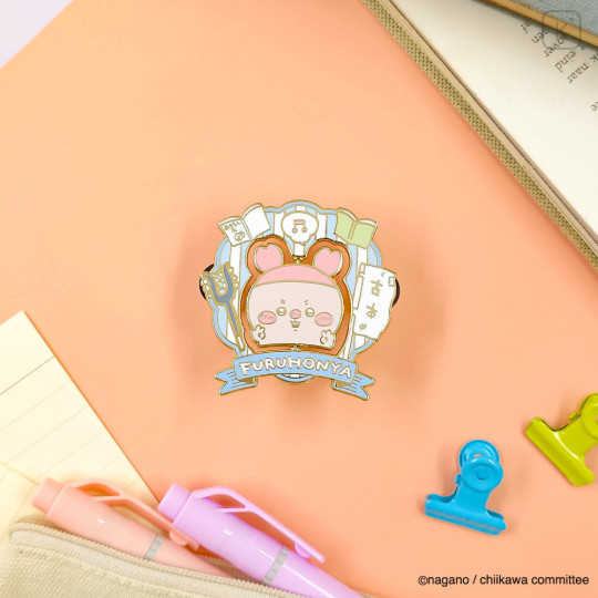 Japan Chiikawa Gimmick Pin Badge - Furuhonya Kani-chan : Reading - 2